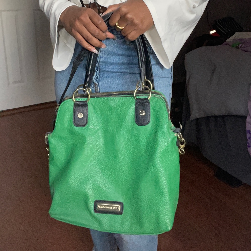 Color: Green / Gold
Price: $20 USD
Condition: Good